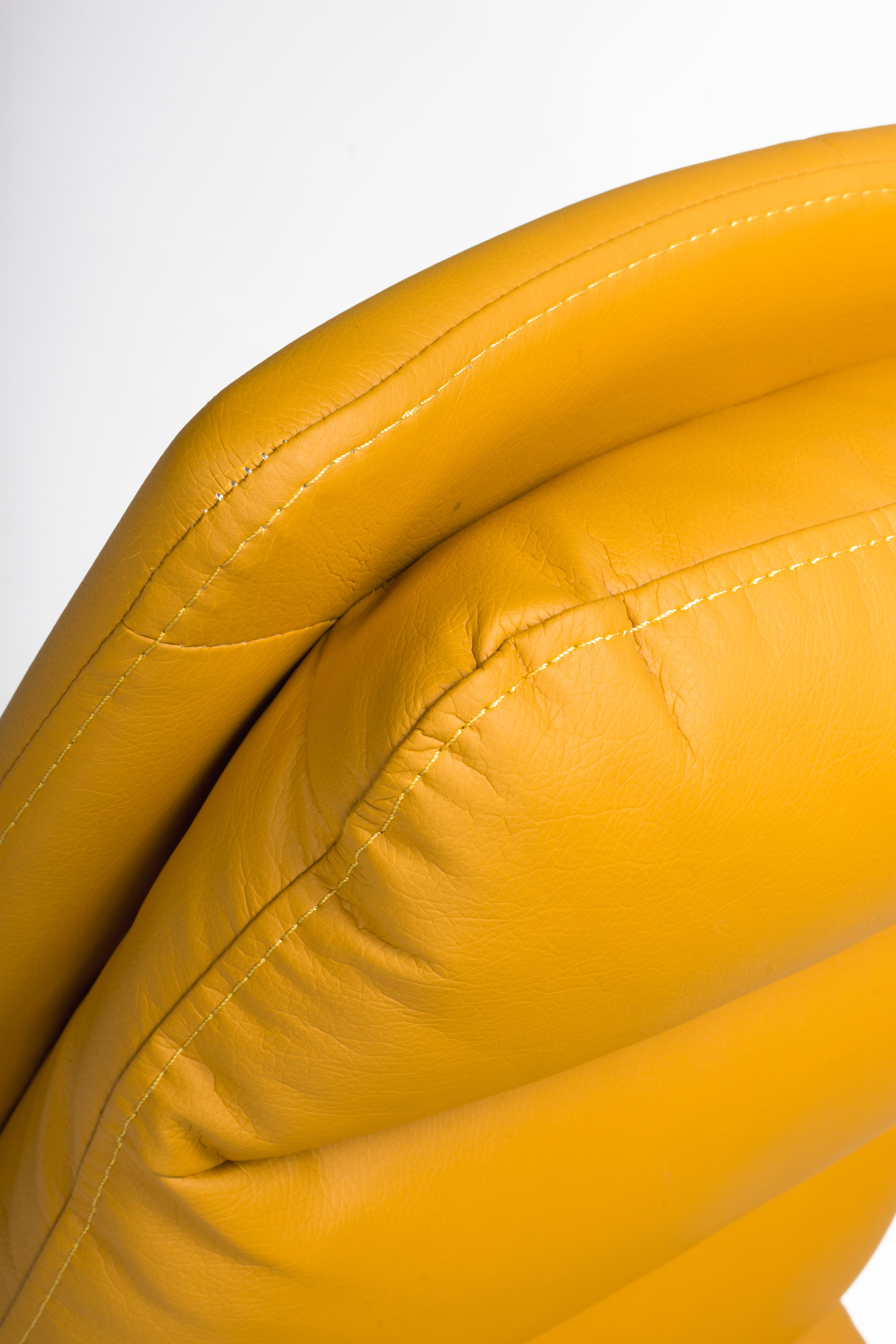 Bay Ridge Swivel Chair in Yellow