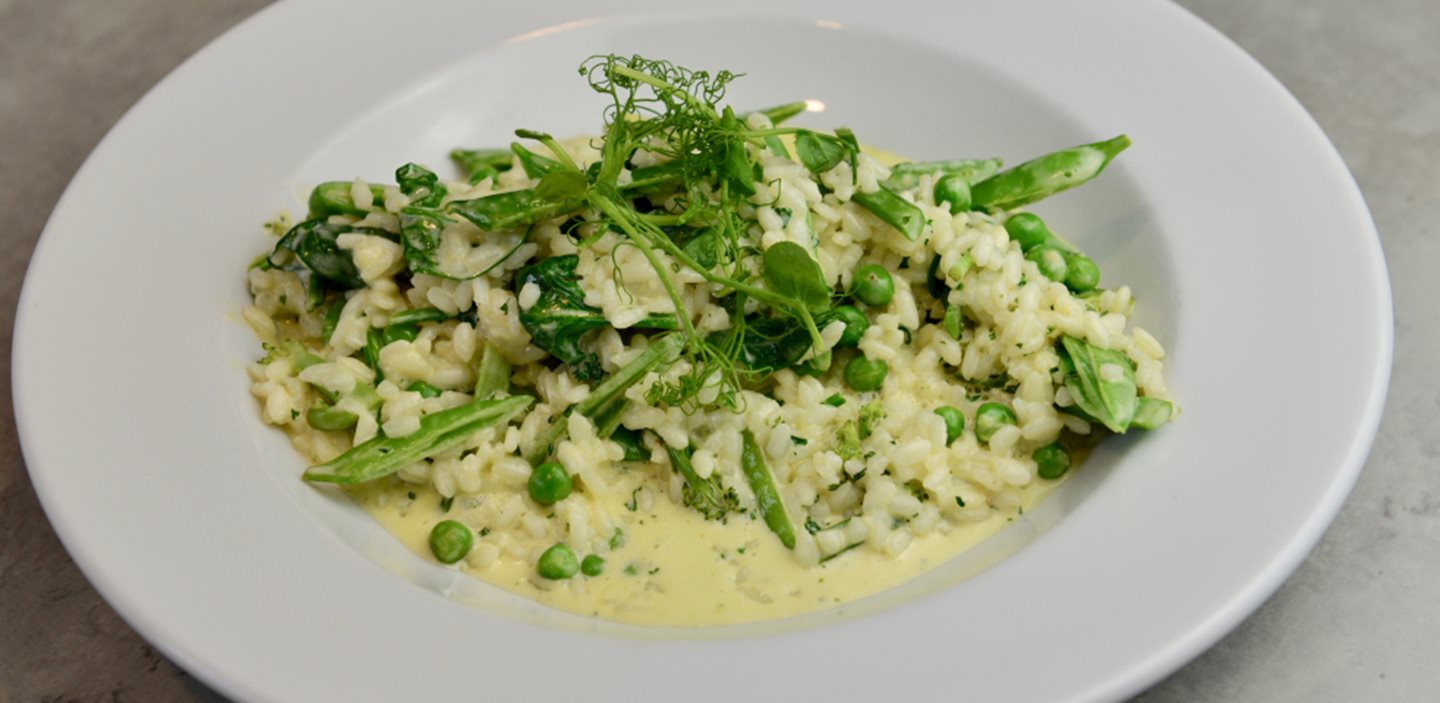 Looking for the ideal vegetarian/vegan Spring dish? Geof the Chef's risotto verde is full of fresh green ingredients for the perfect vegetarian/vegan Spring dish.