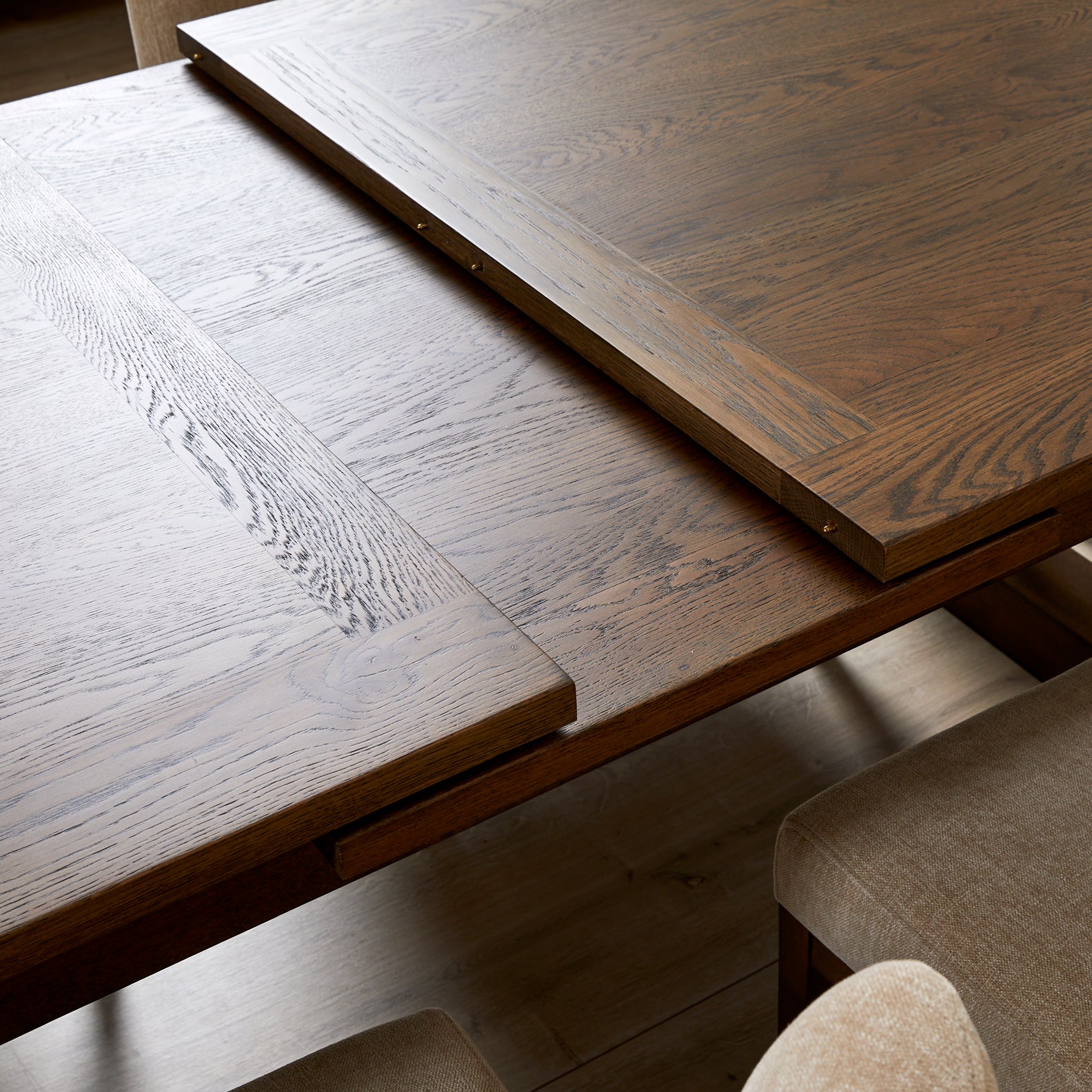 Freja Extending Dining Table with Seating Bundle in 6 Audrey Dining Chairs