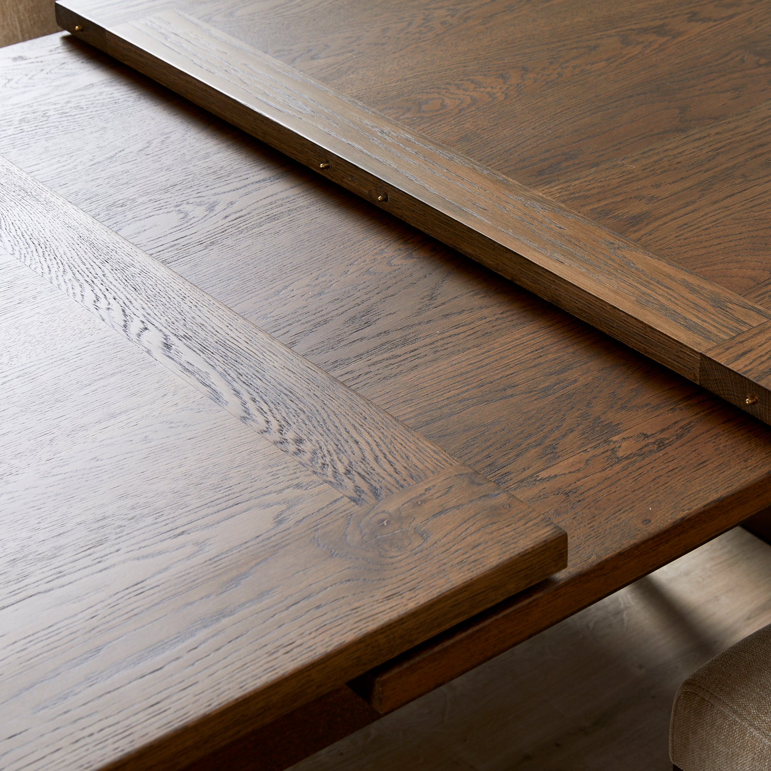 Freja Extending Dining Table with Seating Bundle in 5 Kalvis Swivel Chairs and Kalvis Bench with Seat Pad