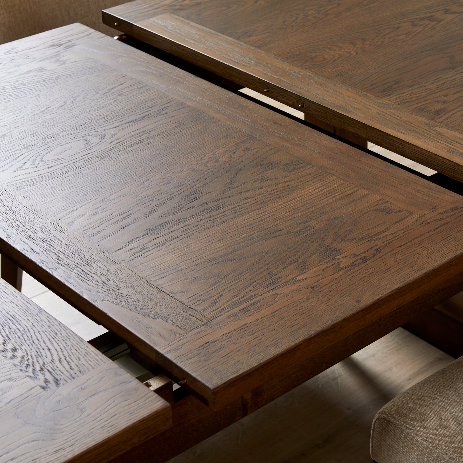 Freja Extending Dining Table with Seating Bundle in 8 Kalvis Swivel Chairs