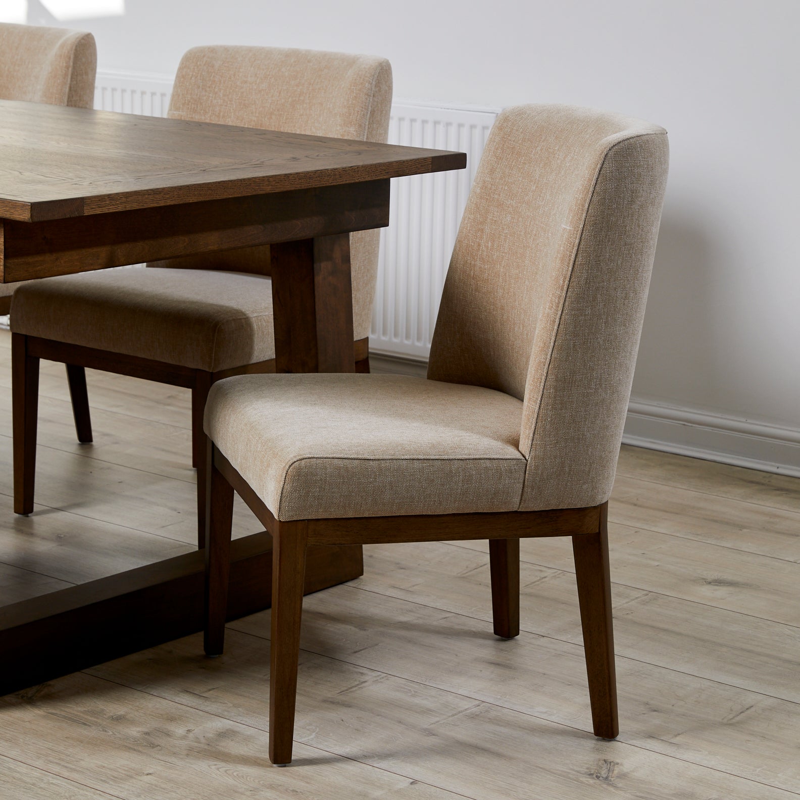 Freja Extending Dining Table with Seating Bundle in 6 Audrey Dining Chairs
