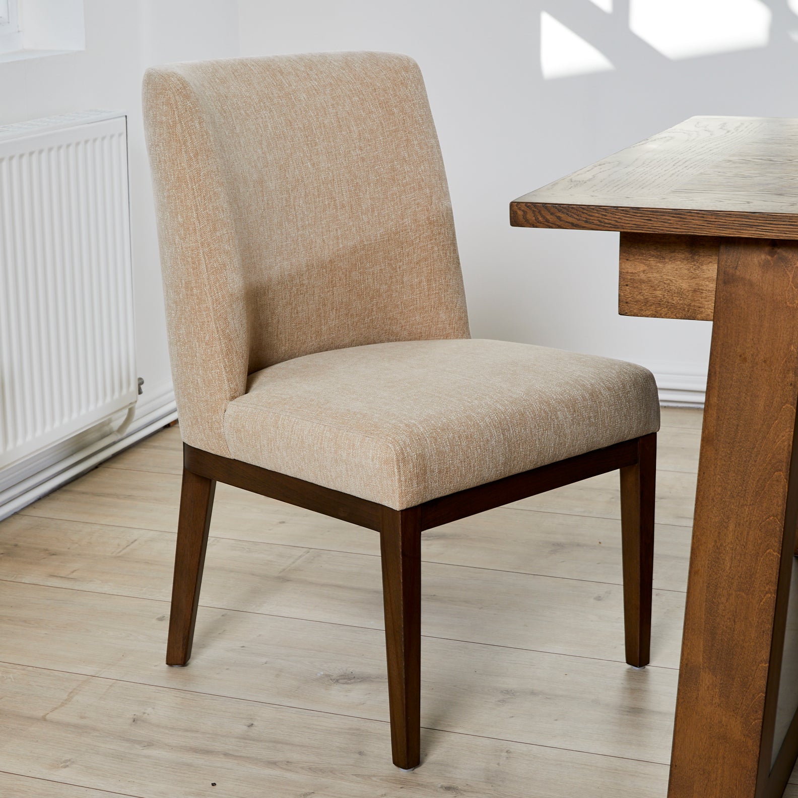 Freja Extending Dining Table with Seating Bundle in 6 Audrey Dining Chairs