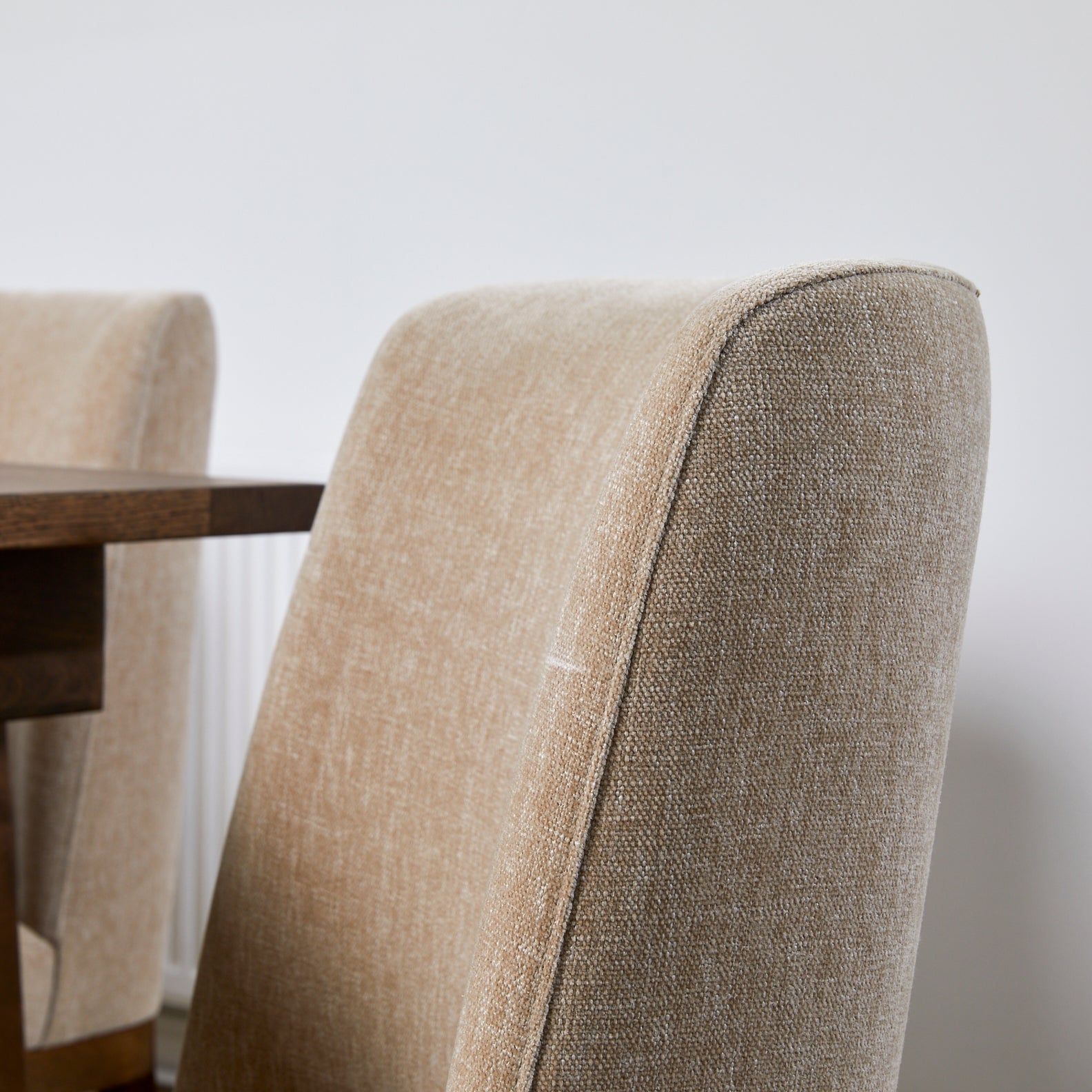 Freja Extending Dining Table with Seating Bundle in 6 Audrey Dining Chairs